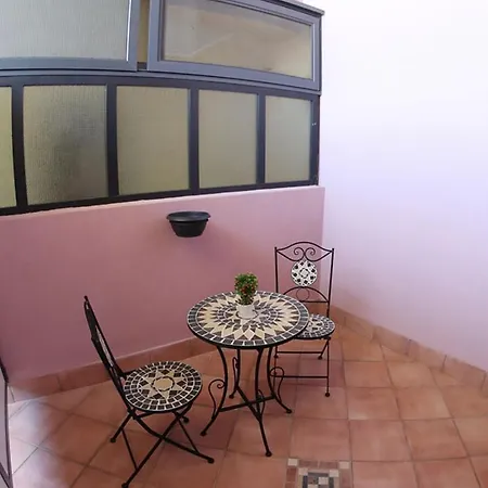 Bed & Breakfast Policlinico Happy
